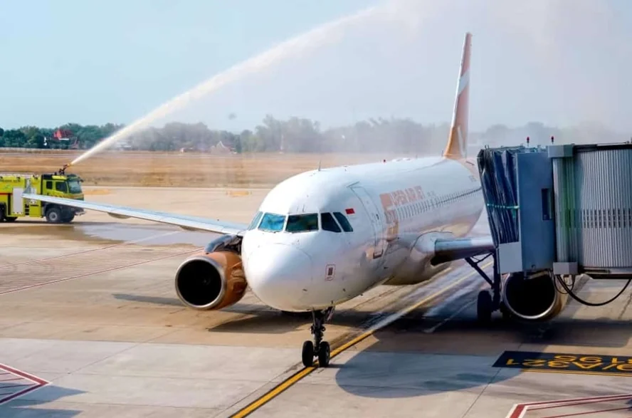 Water salute flight perdana pesawat SAJ