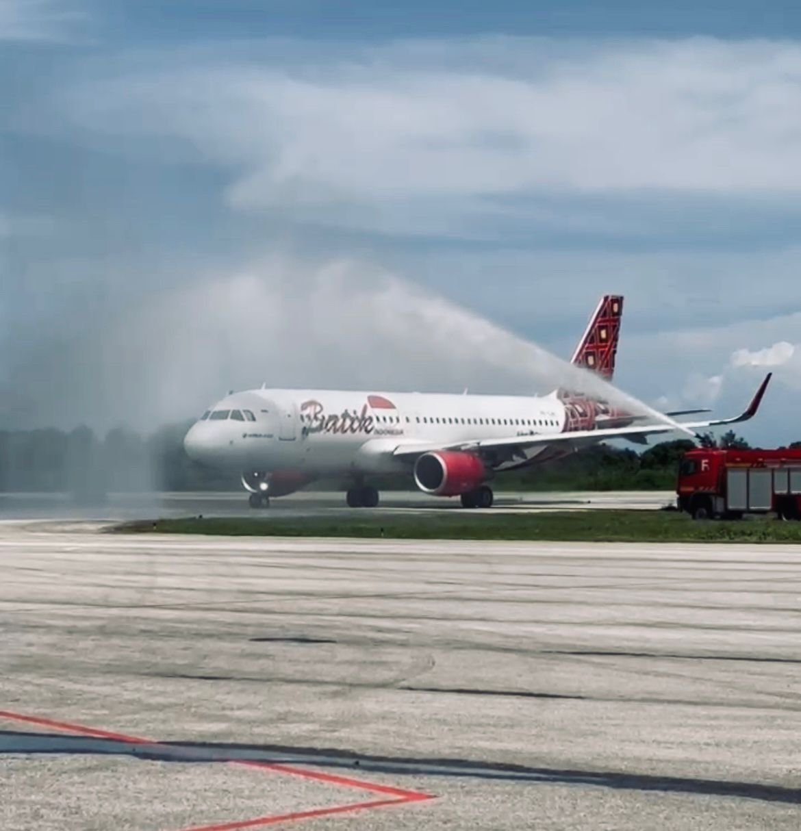 PENERBANGAN PERDANA BATIK AIR DI BANDAR UDARA LEDE KALUMBANG – TAMBOLAKA